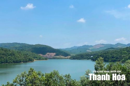 Ngay phía dưới đình Sồi là hồ Bỉnh Công.