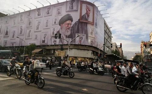Một bảng quảng cáo có hình ảnh cố Lãnh tụ Tối cao Iran Ali Khamenei tại trung tâm thủ đô Tehran, Iran. Ảnh: AP.