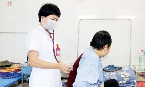 Bác sĩ Nguyễn Thị Thanh Huyền, Trưởng Khoa Nội 1, Bệnh viện Ung bướu Bắc Ninh khám cho bệnh nhân.