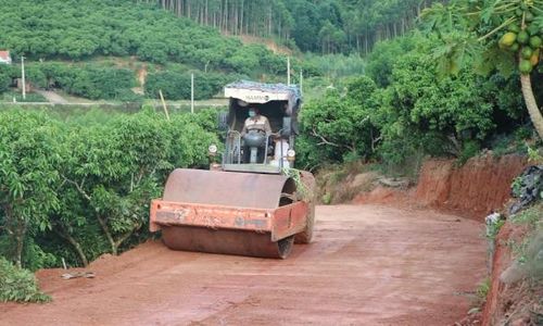 Thi công đường thôn Nghẽo, xã Tuấn Đạo sau khi người dân hiến đất mở rộng đường giao thông nông thôn.