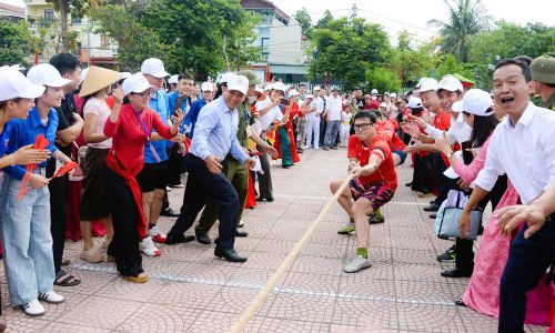 Môn thi kéo co thu hút sự tham gia cổ vũ của đông đảo khán giả tại Đại hội Thể dục thể thao phường Song Liễu.