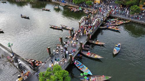 Đà Nẵng tiếp tục thu hút mạnh mẽ khách du lịch với các sản phẩm du lịch đa dạng. Ảnh: P.GIANG