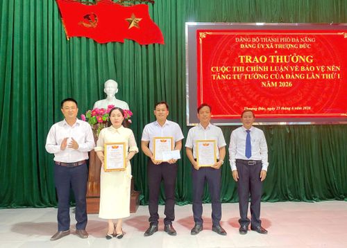 Đảng ủy xã Thượng Đức khen thưởng các tác phẩm đạt chất lượng. Ảnh: CÔNG TÚ