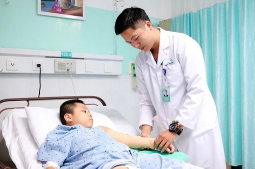 Việc thiếu hụt cán bộ y tế cơ sở đang là nỗi lo của nhiều trạm y tế xã, phường. Ảnh: VĨNH LỘC