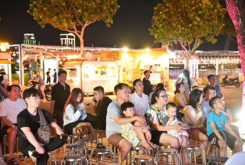 Người xem hứng thú với các bộ phim được công chiếu tại hoạt động. Ảnh: ĐÔNG HẢI