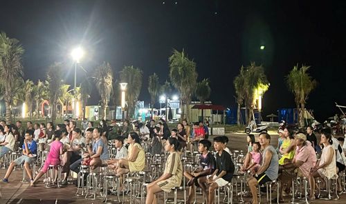 Điểm chiếu phim ngoài trời tại biển Tam Thanh (phường Quảng Phú). Ảnh: ĐÔNG HẢI