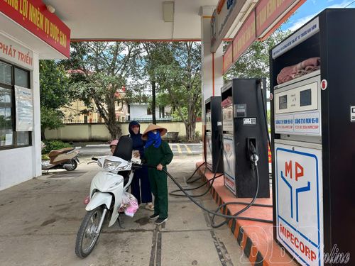 Người dân hiểu về chất lượng, hiệu quả sử dụng xăng E10. Trong ảnh: Người dân phường Điện Biên Phủ mua xăng sinh học.