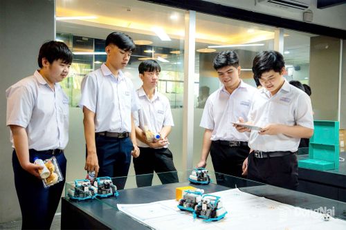 Học sinh Đồng Nai trải nghiệm các ngành đào tạo trong trường đại học trước thời điểm chọn ngành, chọn trường. Ảnh: CN
