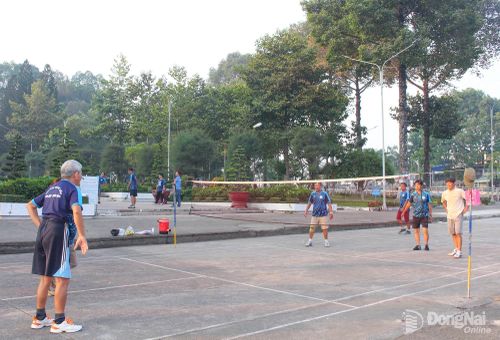 Người dân phường Tam Hiệp tập luyện thể dục thể thao ngoài trời tại công viên Chiến thắng Long Bình.