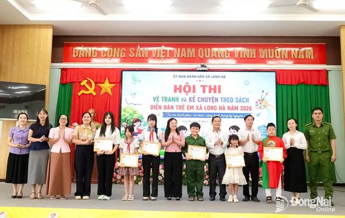 Ban tổ chức hội thi trao giải nhất, nhì, ba cho nội dung thi kể chuyện và vẽ tranh. Ảnh: Cẩm Nhung