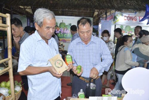 Sản phẩm chanh không hạt và nước cốt chanh mật ong cô đặc của Hợp tác xã Dịch vụ Nông nghiệp Mỹ Long thu hút đông đảo khách tham quan, mua sắm.