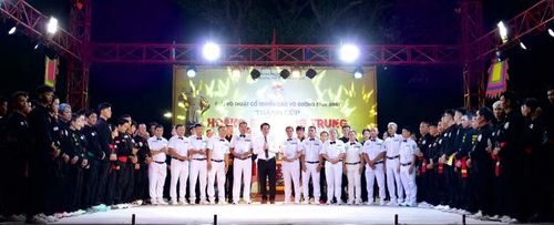 Ban Tổ chức trao kỷ niệm chương cho các đoàn tham dự giải. Ảnh: H.V