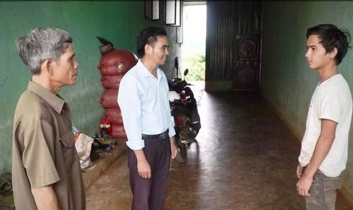 Già làng Rơ Mah Blơih (bên trái) cùng lãnh đạo thôn đến từng hộ dân tuyên truyền, vận động người dân tăng gia sản xuất, phát triển kinh tế. Ảnh: N.S