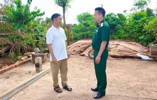 Ông Ksor Yôp (bìa trái) - Bí thư chi bộ, Trưởng thôn Kol trao đổi với lãnh đạo Ban Chỉ huy quân sự xã Kdang về việc vận động thanh niên trong làng hăng hái tình nguyện đăng ký tham gia nghĩa vụ quân sự. Ảnh: M.C