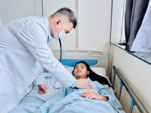  Bác sĩ Nguyễn Song Vĩnh Phúc thăm khám cho bệnh nhi Chim Eychou. Ảnh: N.N 