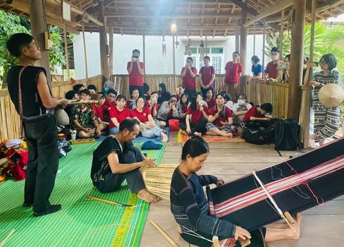  Du khách trải nghiệm nghề dệt thổ cẩm và thưởng thức âm nhạc của người Bahnar Kon K’đĕh. Ảnh: D.Đ 