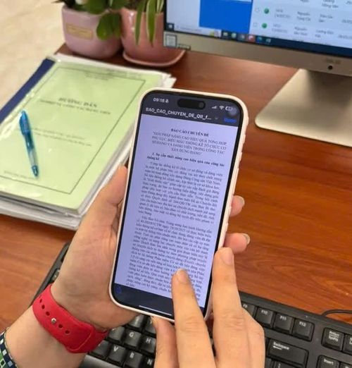 Đảng viên Chi bộ Phòng Tổ chức đảng, đảng viên thuộc Đảng bộ Ban Tổ chức Tỉnh ủy nghiên cứu tài liệu trên Sổ tay đảng viên điện tử trước kỳ sinh hoạt, góp phần nâng cao chất lượng chuẩn bị và thảo luận.