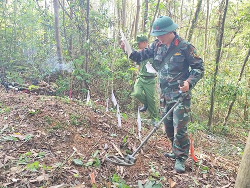 Lực lượng Công binh Bộ Chỉ huy Quân sự tỉnh rà phá bom mìn, vật nổ trước khi thực hiện nhiệm vụ tìm kiếm, quy tập hài cốt liệt sĩ tại xã Pa Tần.
