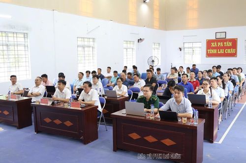 Quang cảnh hội nghị tiếp xúc cử tri.