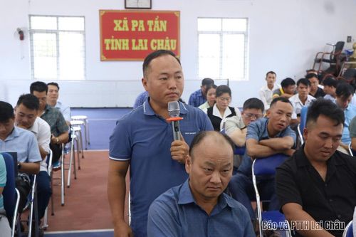 Cử tri xã Pa Tần kiến nghị các cấp quan tâm xem xét các vấn đề liên quan đến đời sống nhân dân.