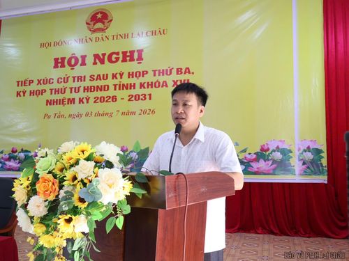 Lãnh đạo UBND xã Pa Tần trả lời kiến nghị của cử tri tại hội nghị.