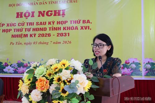 Đồng chí Chang Phương Thảo - Phó Trưởng Ban Pháp chế HĐND tỉnh thông báo đến cử tri kết quả các kỳ họp HĐND tỉnh.