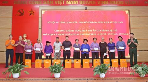 Đại diện Hội Hỗ trợ gia đình liệt sĩ Việt Nam và các đơn vị đồng hành trao tặng quà cho thân nhân liệt sĩ
