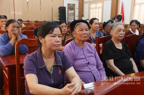 Thân nhân liệt sĩ tham dự tại chương trình tặng quà