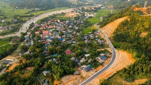 Không chỉ hấp dẫn bởi cảnh quan thiên nhiên, cung đường này còn đưa du khách đến với không gian văn hóa đặc sắc của đồng bào các dân tộc Mông, Dao, Thái và nhiều cộng đồng sinh sống lâu đời nơi đây. Trong ảnh: Bản làng đồng bào Tày, xã Dương Quỳ.