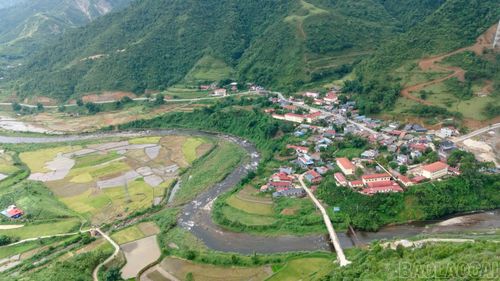 ...những dòng suối trong veo, các thung lũng rộng mở cùng những bản làng yên bình nép mình dưới chân núi.