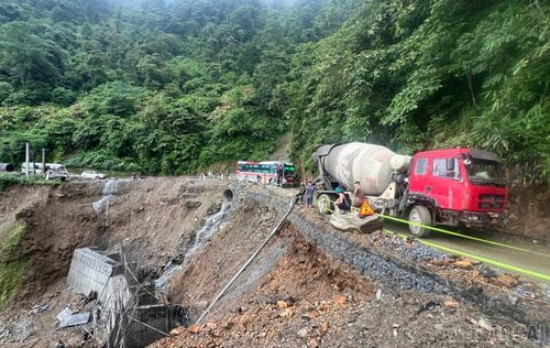Đoạn đường qua đèo Khau Phạ đang được sửa chữa, nâng cấp góp phần đảm bảo an toàn giao thông.