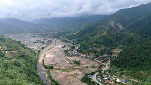 Cánh đồng Tú Lệ được bao bọc bởi núi cao, nổi tiếng với những cánh đồng lúa, suối nước nóng và nét văn hóa đặc sắc của đồng bào Thái.