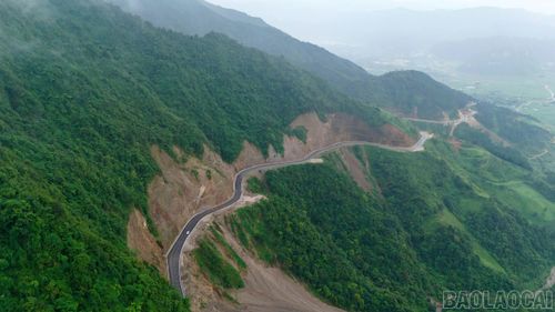 Cung đường với những khúc cua uốn lượn ôm theo sườn núi, một bên là vách đá, một bên là thung lũng sâu, tạo nên khung cảnh hùng vĩ, đặc trưng của vùng cao.