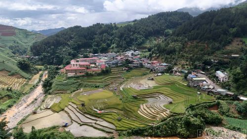 Những năm gần đây, cùng với việc hạ tầng giao thông từng bước được đầu tư, tuyến đường kết nối Quốc lộ 279 với Quốc lộ 32 ngày càng thuận lợi hơn, góp phần rút ngắn thời gian di chuyển giữa các địa phương, đồng thời mở ra cơ hội phát triển du lịch liên vùng. Ảnh: Trung tâm xã Văn Bàn và Mù Cang Chải.