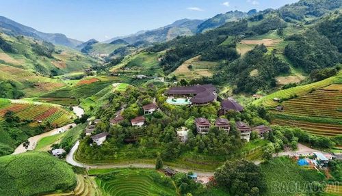 Với vẻ đẹp nguyên sơ của núi rừng, những cánh đồng trù phú, ruộng bậc thang kỳ vĩ cùng bản sắc văn hóa đặc trưng của đồng bào các dân tộc, cung đường từ Văn Bàn qua Nậm Xé, Khao Mang, Mù Cang Chải đến Tú Lệ đang trở thành điểm nhấn trên bản đồ du lịch Tây Bắc, hứa hẹn mang đến cho du khách những trải nghiệm khó quên trên hành trình khám phá đất và người Lào Cai.