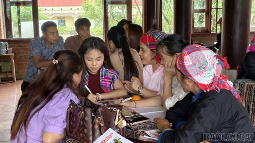  Phụ nữ trao đổi, chia sẻ kinh nghiệm trong một chương trình tham quan, học tập kinh nghiệm khởi nghiệp, kinh doanh do Hội Liên hiệp Phụ nữ tỉnh phối hợp tổ chức. 