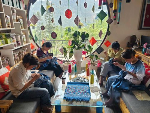  Phụ nữ là lao động chủ lực tại Hợp tác xã Thổ cẩm Lan Rừng. (Ảnh: Hợp tác xã Thổ cẩm Lan Rừng) 