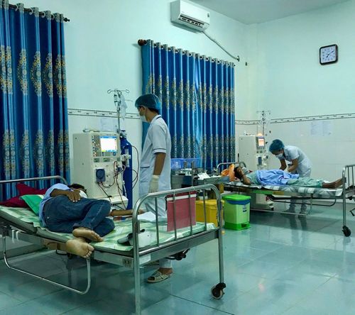 2 máy chạy thận nhân tạo hoạt động hết công suất để phục vụ điều trị ổn định tại chỗ cho các bệnh nhân trên đặc khu Phú Quý