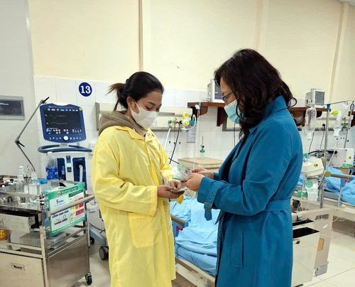 Nhà hảo tâm trao tiền tiếp sức bệnh nhân chạy thận nhân tạo tại Bệnh viện Đa khoa tỉnh Lâm Đồng