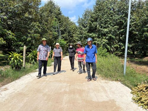 Con đường chạy vào khu sản xuất thôn 19 được Nhà nước và Nhân dân cùng làm