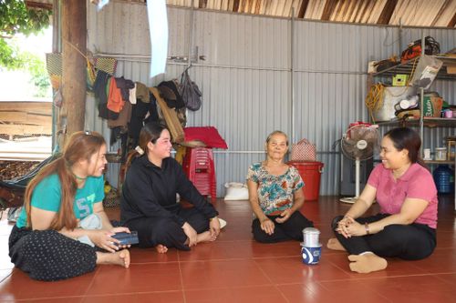 Chị H'Banh BKrong (ngoài, bên phải) luôn dành thời gian đi đến từng hộ gia đình tuyên truyền, động viên bà con chấp hành pháp luật, chăm lo phát triển kinh tế gia đình