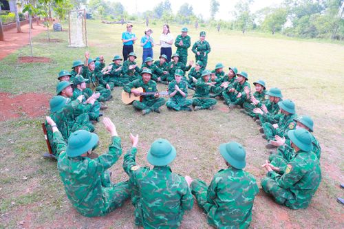 Chiến sĩ mới và hội viên phụ nữ giao lưu văn nghệ, tạo không khí vui tươi, phấn khởi trên thao trường
