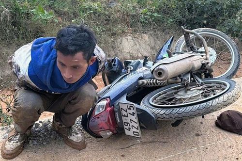 Đối tượng Tâu Xá Phiến, nghi phạm cướp ngân hàng ở Đức Trọng (Lâm Đồng) bị bắt giữ khi đang chạy trốn - Ảnh: Lê Tiến