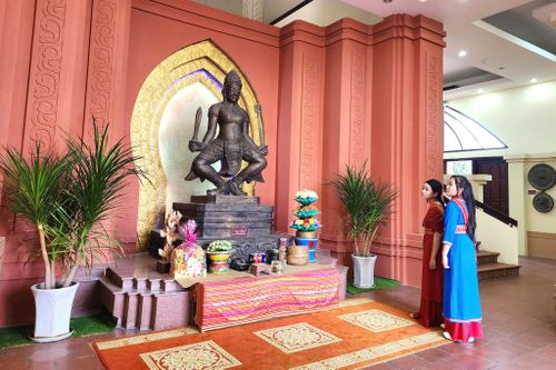 Du khách tham quan Trung tâm Trưng bày văn hóa Chăm