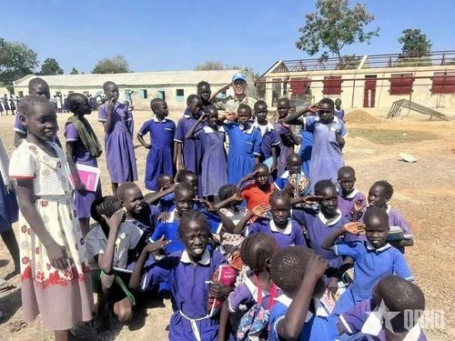 Thượng úy Nguyễn Sỹ Công cùng người dân địa phương tại Nam Sudan năm 2023. Ảnh do nhân vật cung cấp