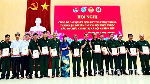 Lãnh đạo Ủy ban MTTQ xã Bình Phú trao quyết định cho cán bộ các chi hội, chi đoàn sau sắp xếp đơn vị thôn.