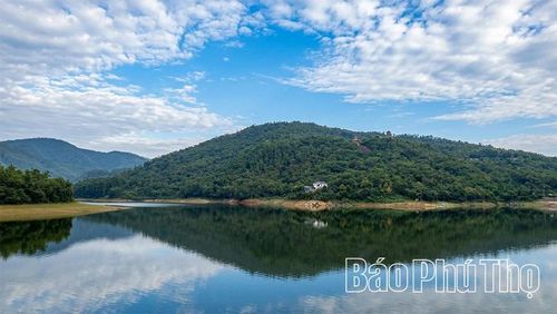 Hồ Bò Lạc nằm giữa quần thể tài nguyên du lịch giàu giá trị.