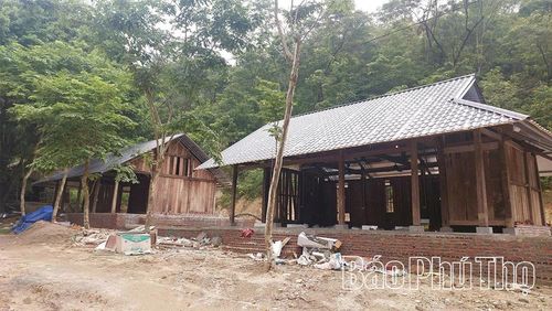Điểm dừng chân cho du khách tại thác Bay đang được làm mới.