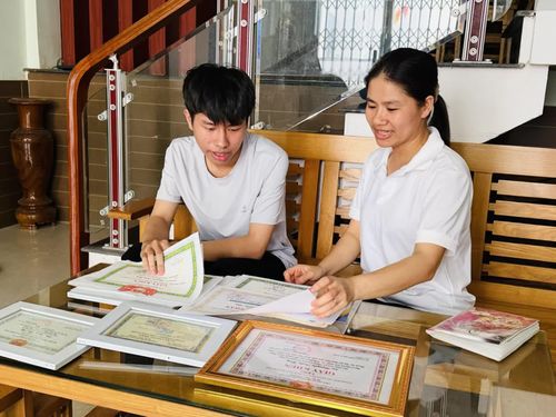 Với chị Phạm Minh Lý thành tích học tập của con là tài sản vô giá - Ảnh: Nh.V
