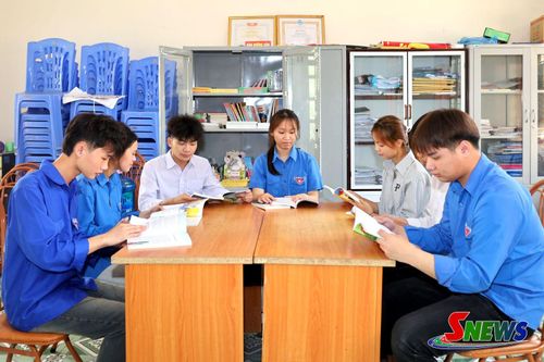 Đoàn viên thanh niên và học sinh bản Bo Xanh đọc sách tại nhà văn hóa.